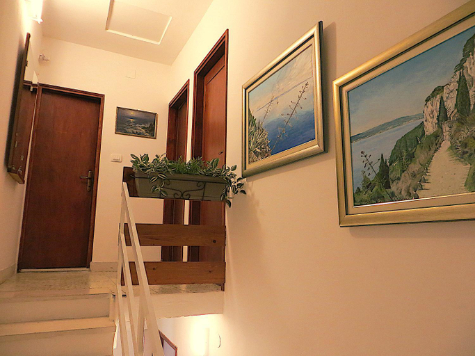 Others 2, Villa V, 4-star 2-floor 1-apartment seaside property with great outdoors, Blato