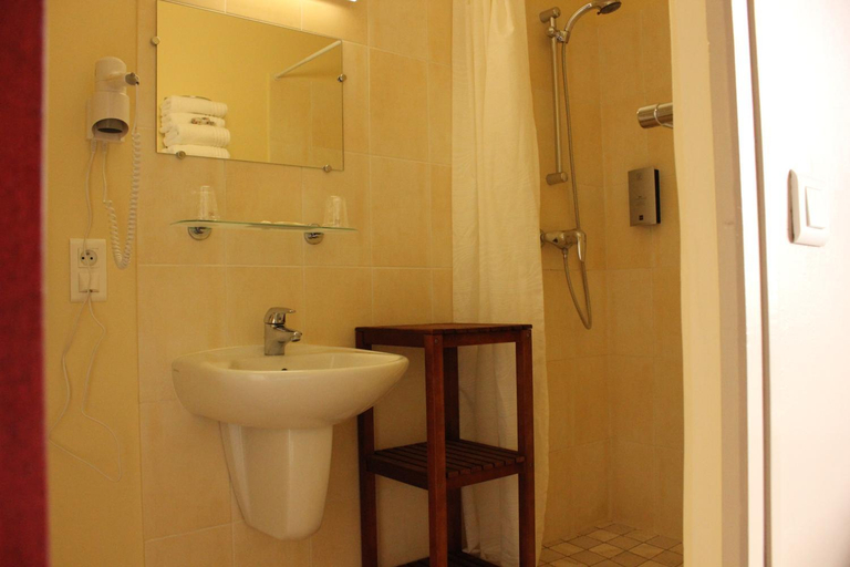 Bathroom 4, Logis Hotel Le Manoir - Luberon, Vaucluse
