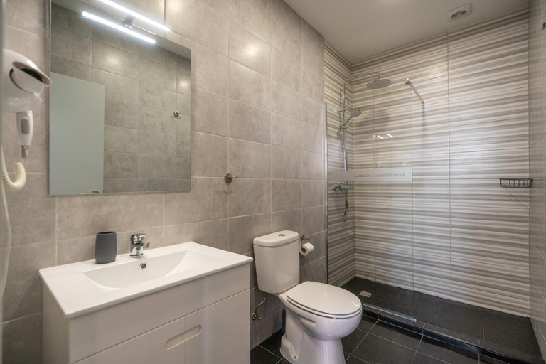 Bathroom 3, Leevin Stay Guesthouse, Faro