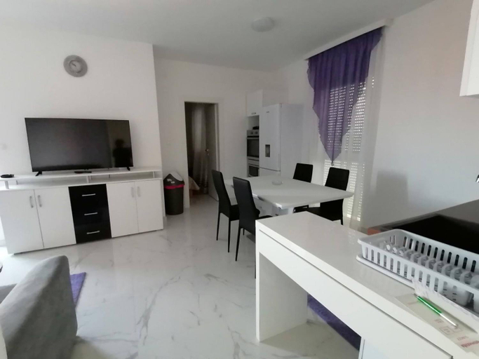 Others 4, Vila Slavica, Vir