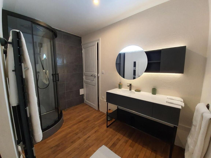 Others 2, chambre romantique dans le chateau de la Bouchatte, Allier