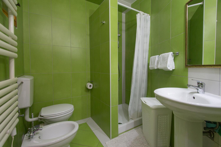 Bathroom 5, Apartments Saxo