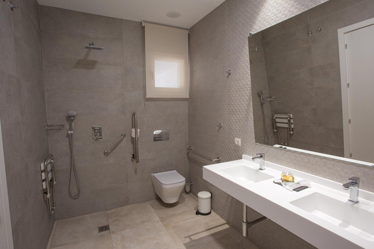 Bathroom 3, El Tesorillo II, Cádiz