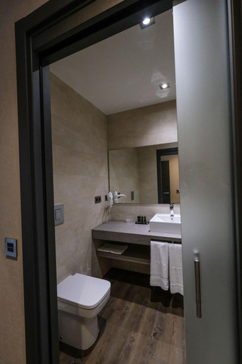 Bathroom 4, LD Sevilla, Sevilla