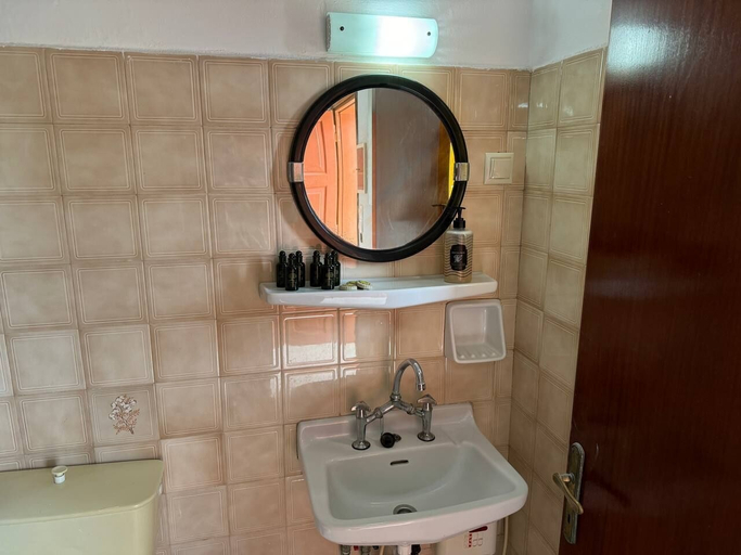 Bathroom 5, 3 little pigs apartments, Ionian Islands