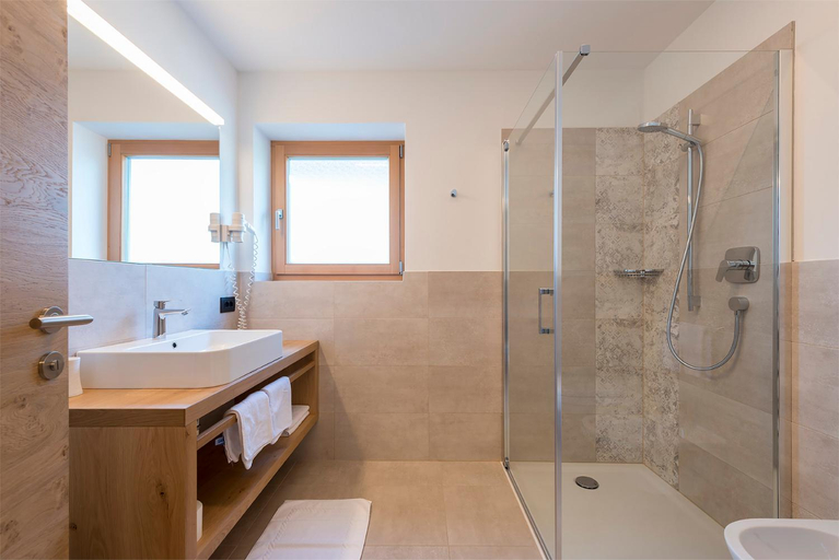 Bathroom 4, Hotel Cavallino, Bolzano