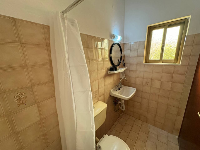 Bathroom 2, 3 little pigs apartments, Ionian Islands
