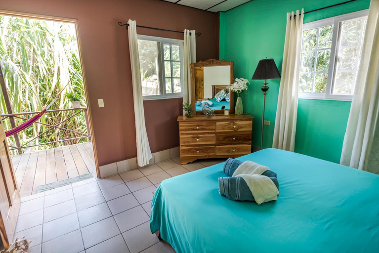 Others 3, Hostel Wunderbar, Portobelo