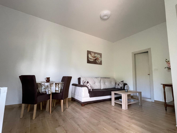 Others 3, Apartment Jovana