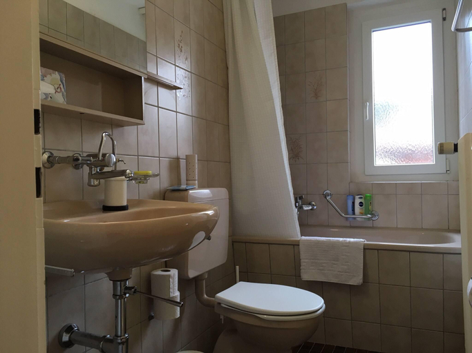 Bathroom 3, Entire house - 2 Zimmer mit Balkon, zentrale ruhige Lage, Sankt Gallen