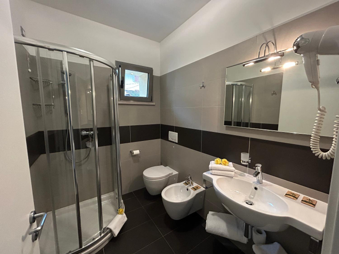 Bathroom 4, Gardesana Active Apartments, Verona