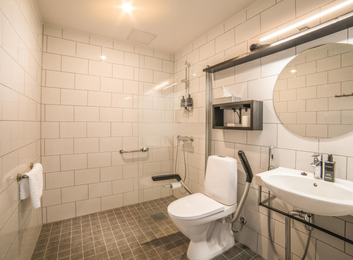 Bathroom 2, Hotelli HiljaHelena, Southern Ostrobothnia