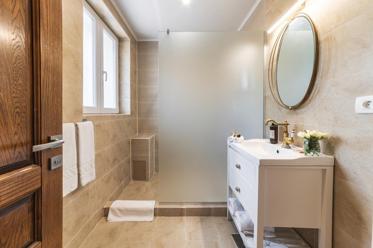 Bathroom 2, Nikolas Haus, Brasov