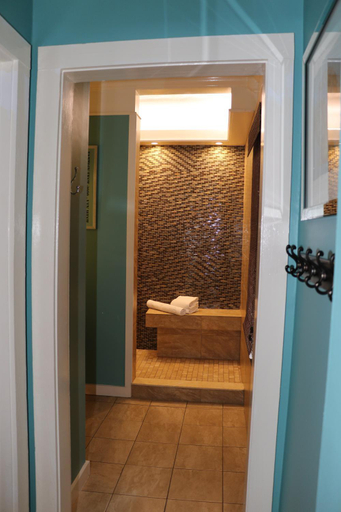 Bathroom 3, La Te Da - Adult Only, 21 or older, Monroe