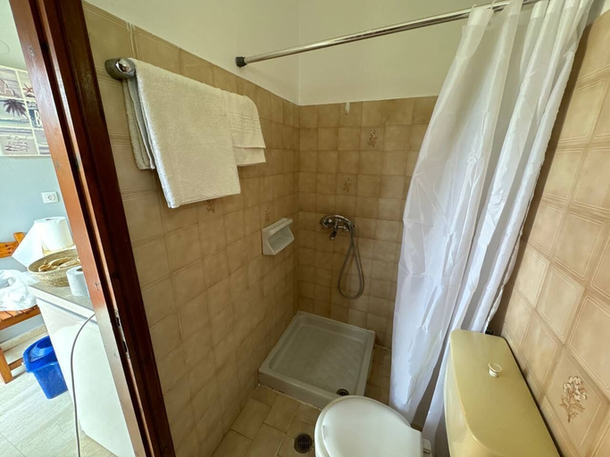 Bathroom 2, 3 little pigs apartments, Ionian Islands
