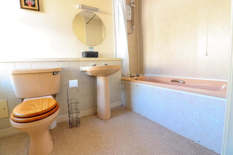 Bathroom 3, The Bridge Inn, Clackmannanshire
