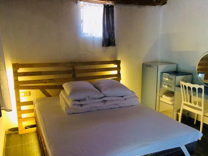 Bedroom 2, Aliya Konak - Koy Evi ve Lezzetleri, Keçiborlu