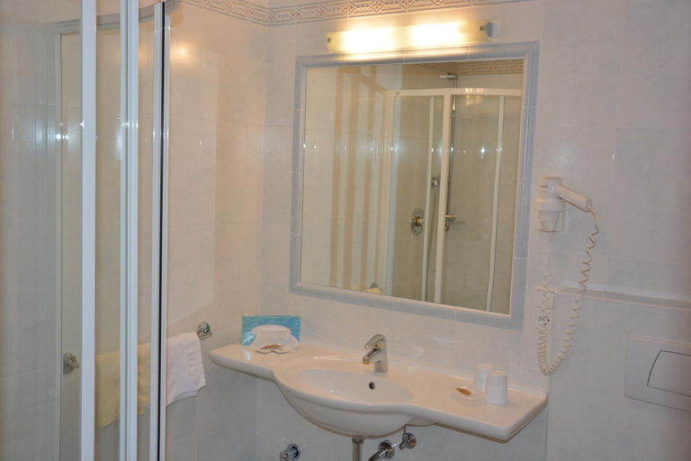 Bathroom, Hotel Tanja-Sonnenhof, Bolzano
