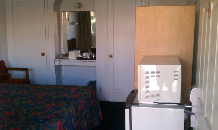 Bedroom 2, San Joaquin Motel, Merced