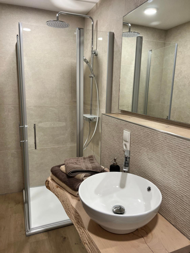 Bathroom 5, Hotel Preyt -Self Check In-, Leer