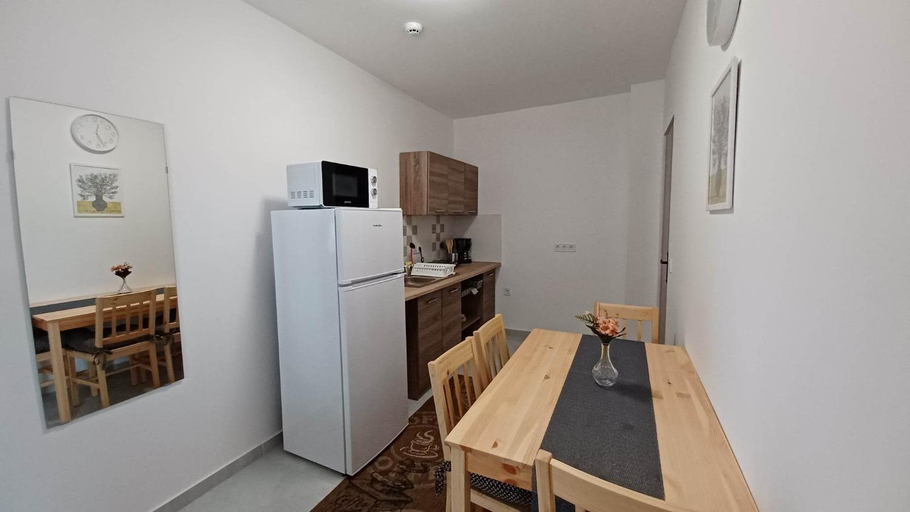 Others 2, Milla Apartmanok, Eger