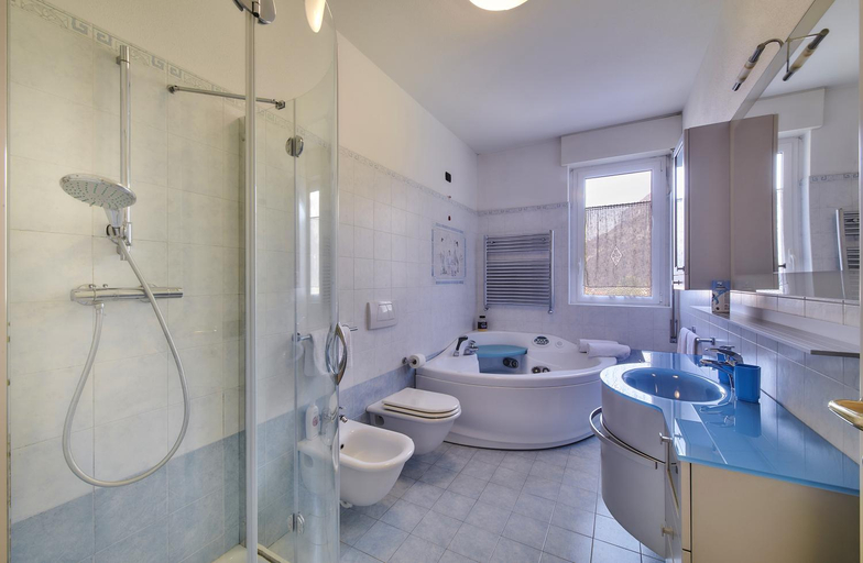Bathroom 2, Peaceful stay at BALCONY LAKE VIEW Bellagio lookout, Lecco