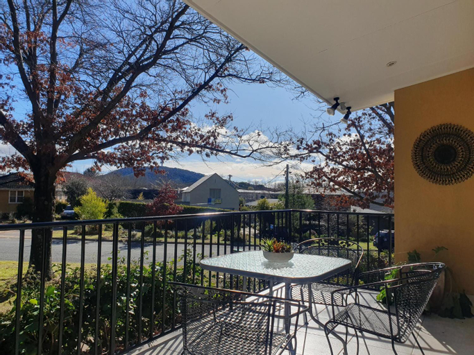 Exterior & Views, Yarralumla Sunny&open&comfy 3B&2B home near by a lake and shopping centre, Canberra