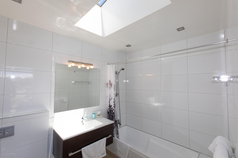 Bathroom 3, Three Rivers Lodge, Mackenzie