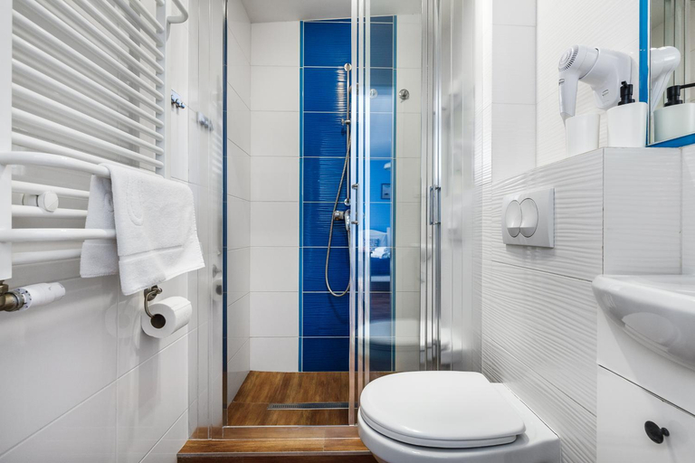 Bathroom 3, Oliwia, Puck