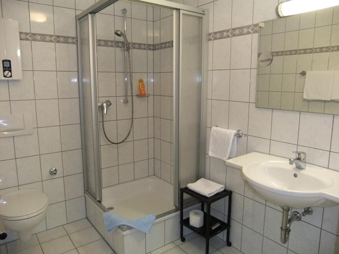 Bathroom 4, Hotel garni Am Brunnenplatz, Vulkaneifel