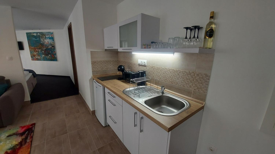 Others 3, City Center Apartmanhaz, Eger