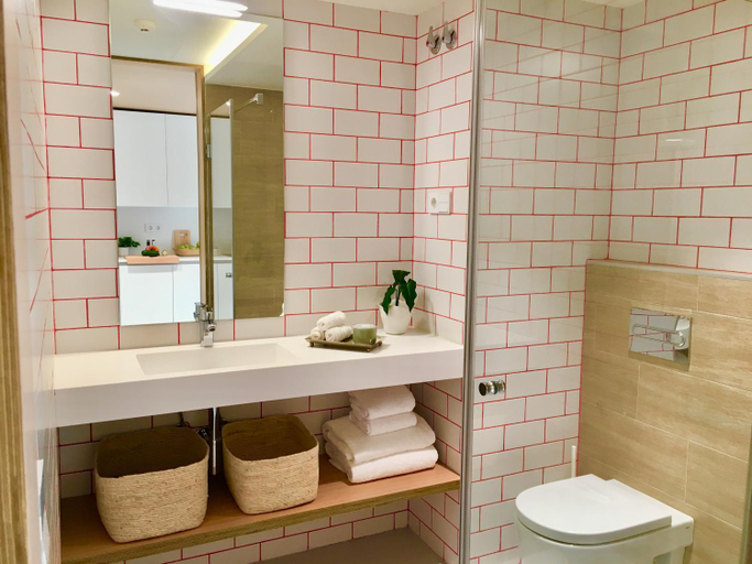 Bathroom 2, Inside Bilbao Apartments, Vizcaya