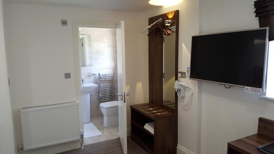 Bathroom 2, Heathrow-Windsor Guest House, Slough