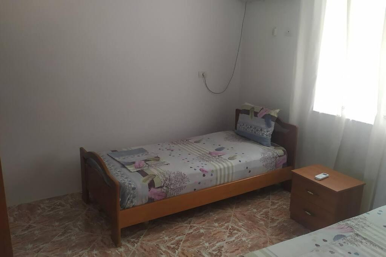 Others 2, Λευκο σπιτι, Sarandës