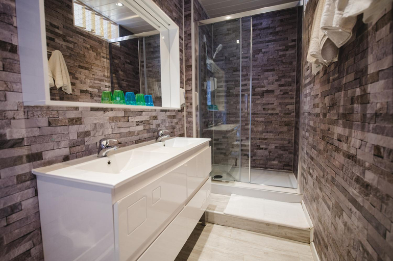 Bathroom 3, Hotel Belle Vue, Lot