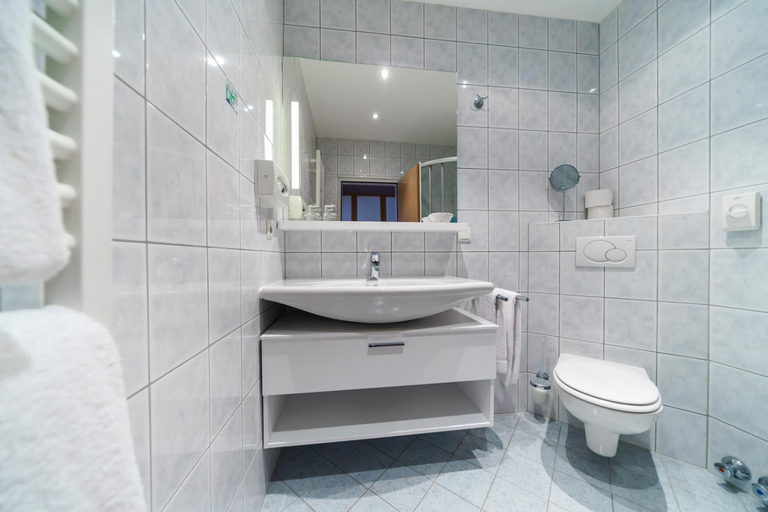 Bathroom 2, Seehotel Vinzenz, Klagenfurt Land