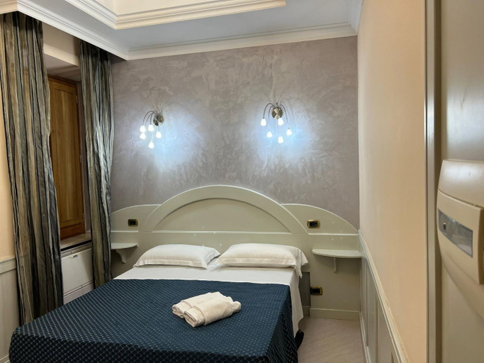 Others 2, Casa di Stefano, Rome