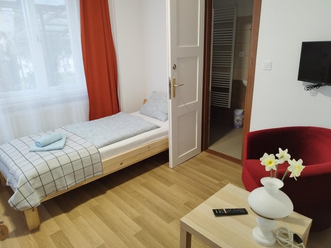 Others 5, Tartos Szegfu Vendeghaz, Maganszallas, Kiskőrös