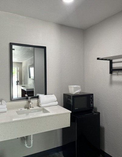 Bathroom 3, Hotel Isabella, Uvalde