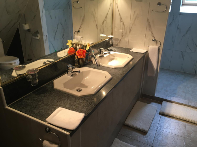Bathroom 2, Bed & Breakfast Rita, Delfzijl