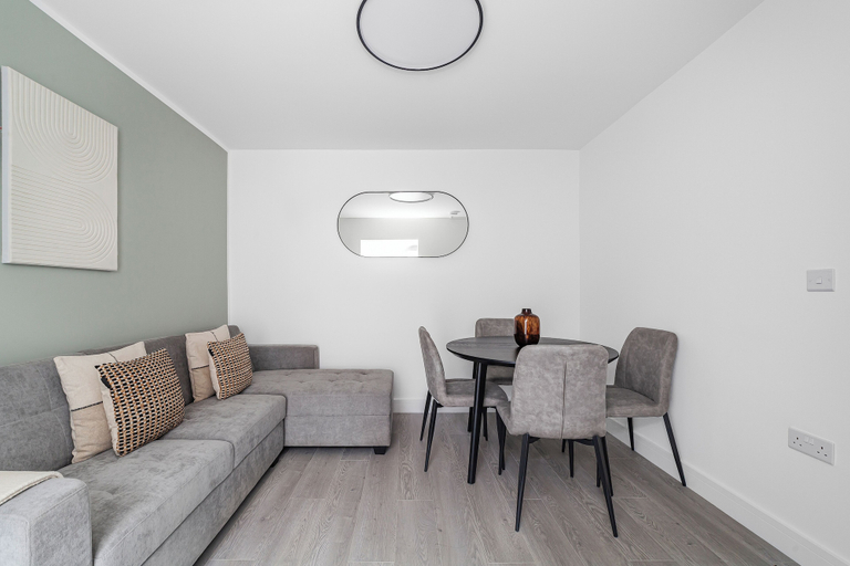 Others 3, Spacious Room In Morden, London