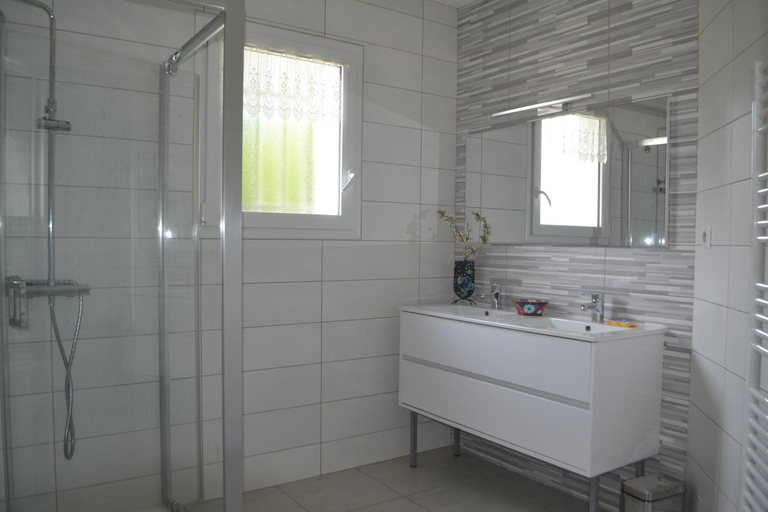 Bathroom, Maison cosy tout confort dans un cadre de verdure, Tarn
