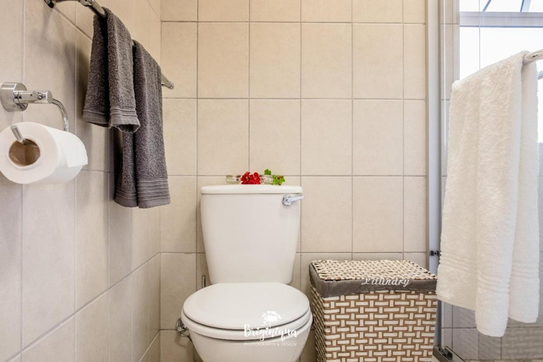 Shower, Sandspoor, West Coast