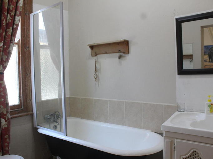 Bathroom 11