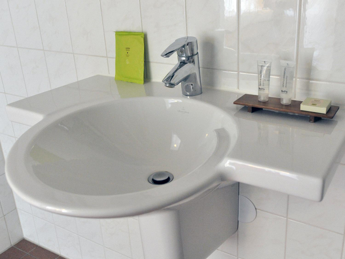 Bathroom 4, Hotel De Brabantse Biesbosch, Werkendam