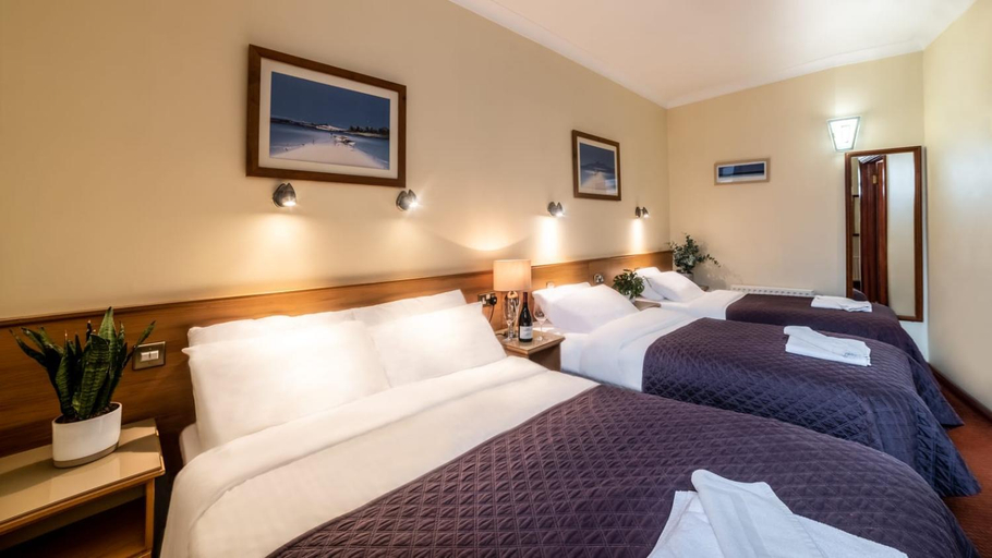 Bedroom 2, Holiday Hotel