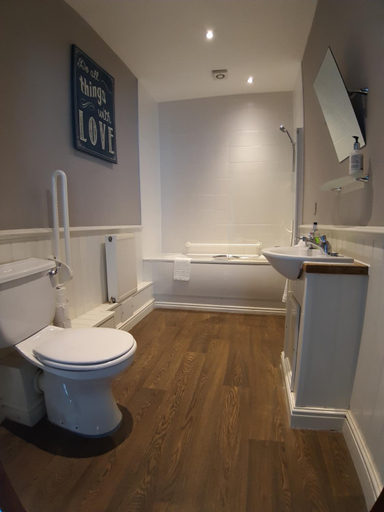 Bathroom 2, Bull Inn, West Berkshire