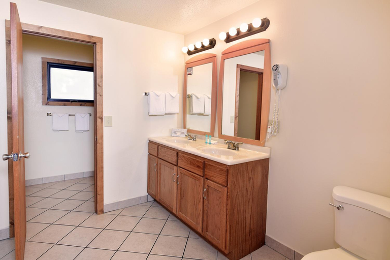 Bathroom 2, MT. OLYMPUS WATER PARK AND THEME PARK RESORT, Sauk