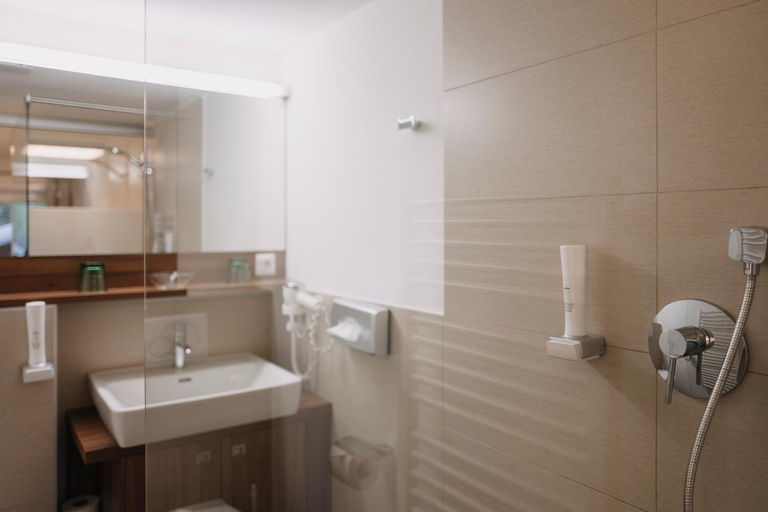 Bathroom 3, Hotel Aichingerwirt, Vöcklabruck