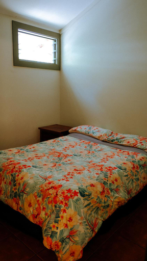 Others 4, Backpackers @ 1770, Miriam Vale